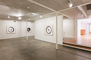 Ausstellungsansicht, Philippe Queloz, Ronde de nuit, 2015-19, Pickpocket, Kunst Raum Riehen, 2019. Photo: Moritz Schermbach
