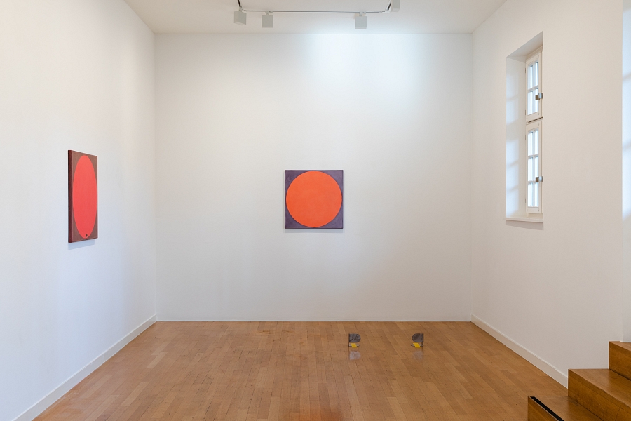 Ausstellungsansicht, Raphael Linsi - Answering phone calls by email, Kunst Raum Riehen, 2020. Photo: Diana Pfammatter